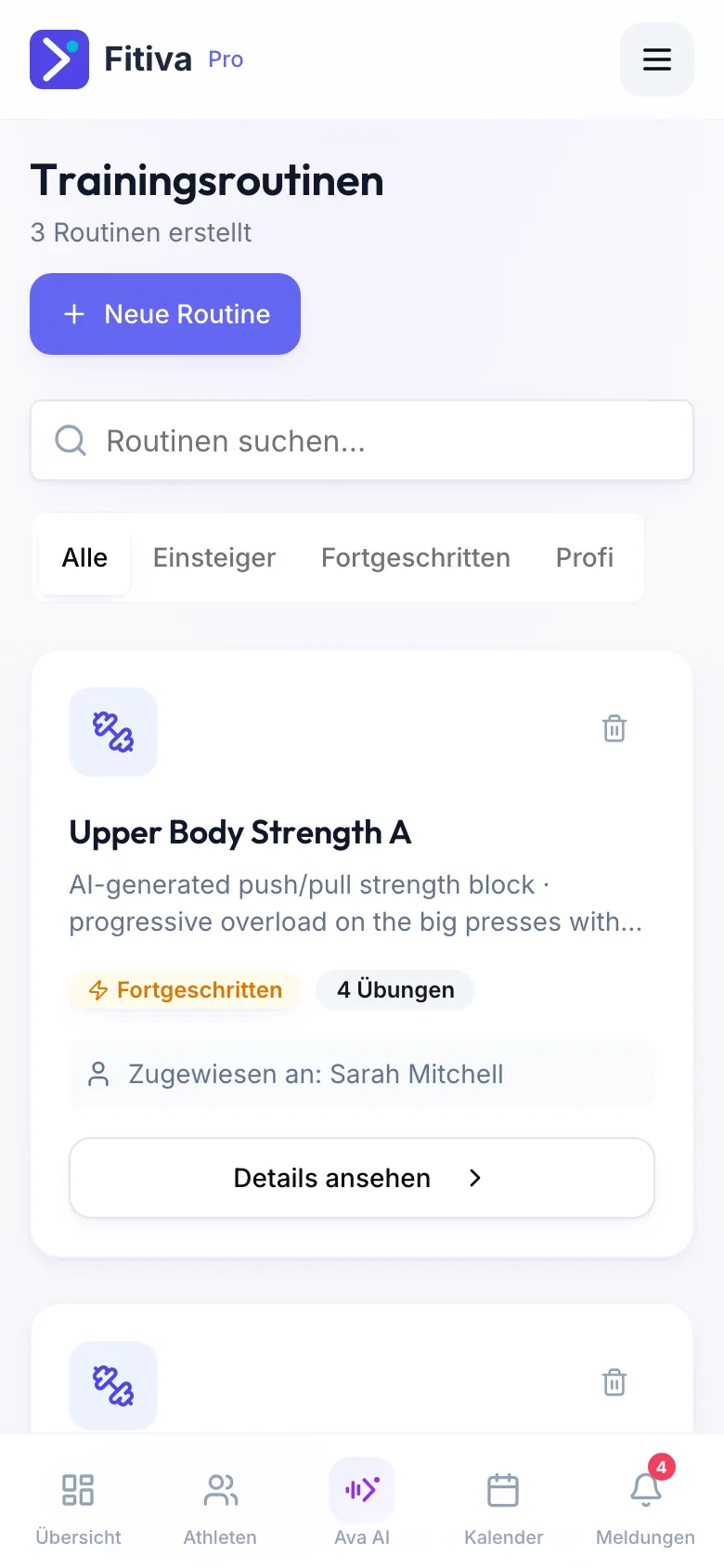 Seite Trainingsroutinen mit dem Button Neue Routine, der Suche, den Filtern Alle, Einsteiger, Fortgeschritten und Profi und der Routine Upper Body Strength A, zugewiesen an Sarah Mitchell.